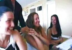 Chica rusa se masturba delante de los amigos mientras su cola follando en el gym está delante de la cámara